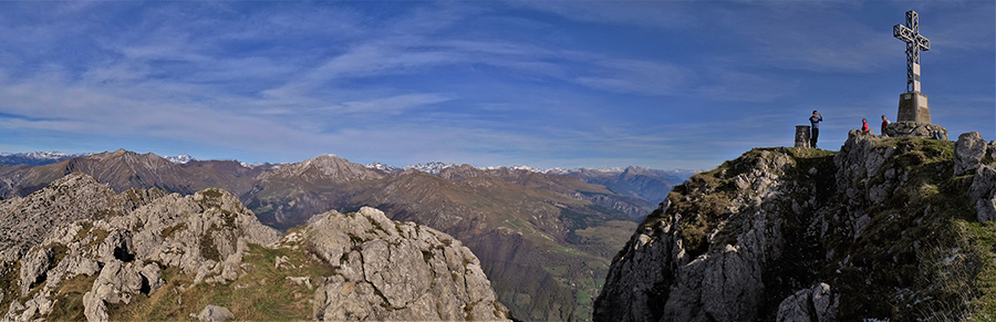 Alla croce di vetta di Cima Alben (2019 m)